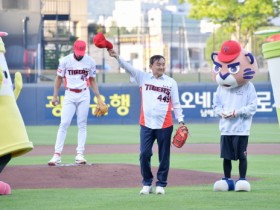 “대나무 축제 성공 개최 기원” 이병노 담양군수, 기아 타이거즈 경기 시구