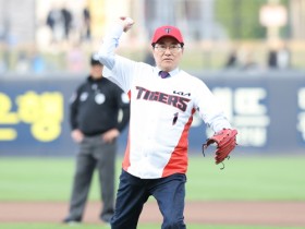 신우철 완도군수, 대규모 행사·축제 성공 기원 시구 나서