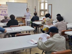 ‘읽고 쓰고, 태블릿 사용법까지’ 나주시, 어르신 문해교육 호응