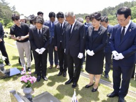 문재인 전 대통령 부부, 5·18민주묘지 참배 “민주주의 의지 다시 새롭게…5‧18정신 헌법 수록을”