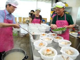 삼계탕은 사랑을 싣고...강진읍 지사협, 100가구에 삼계탕 나눔