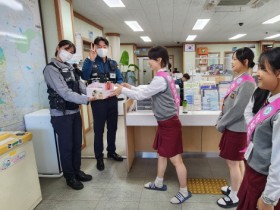 전남여상 학생들, 관공서에 직접 만든 ‘가래떡’ 나누며 정을 쌓다