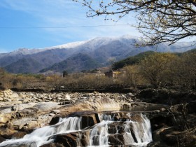 구례 산동 반곡마을 눈덮힌 만복대...산수유꽃 개화