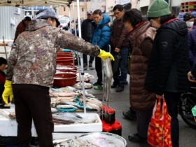 설 앞두고 붐비는 전통시장...