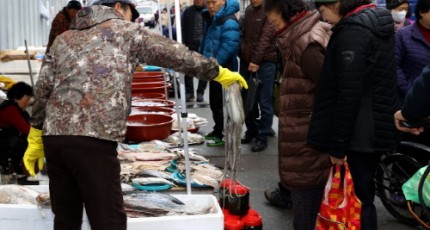 설 앞두고 붐비는 전통시장...