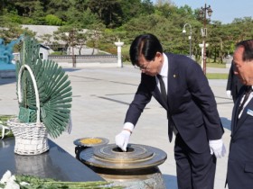 김성 장흥군수, “잊지 않겠습니다” 국립 5.18 민주묘지 참배