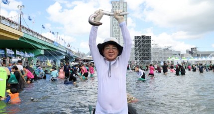 “물고기 쫓고, 무더위 쫓아낸다” 장흥 물축제