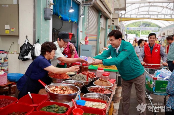 [크기변환]포토 1. 보성군 국제라이온스협회 녹차골보성향토시장에서 얼음물, 부채 나눔 봉사 (2).jpg