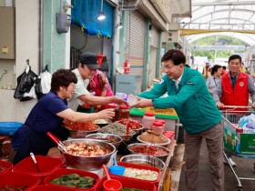 보성군 국제라이온스협회 녹차골보성향토시장에서 얼음물, 부채 나눔 봉사