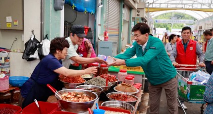 보성군 국제라이온스협회 녹차골보성향토시장에서 얼음물, 부채 나눔 봉사