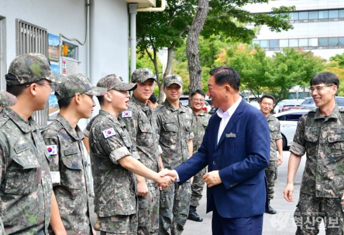 [크기변환]김한종 장성군수가 추석연휴를 앞둔 11일 지역 내 기관 및 사회복지시설을 위문했다 (6).jpg